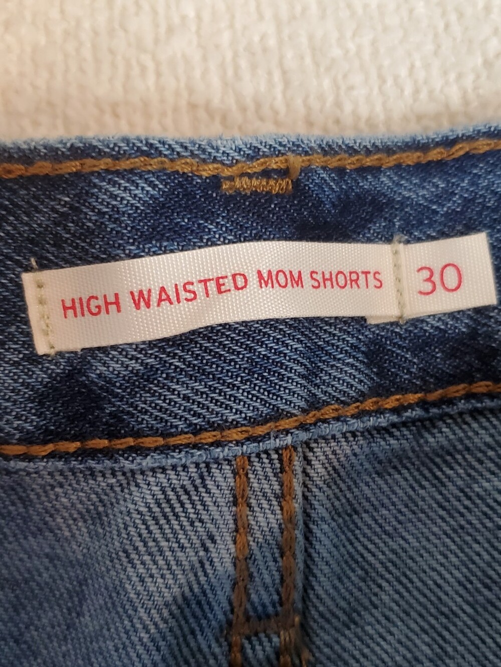 NWT Levi's Classic High-Waist Mom Denim Shorts in Blue Womans Size 30 (Size 10) - Picture 4 of 6